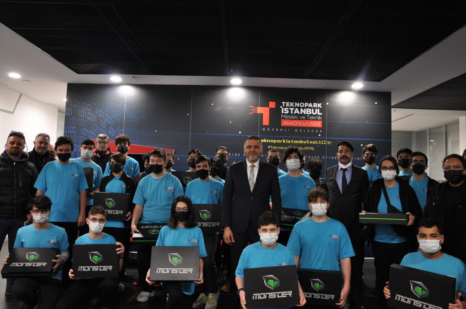 Teknopark İstanbul Mesleki ve Teknik Anadolu Lisesi Öğrencilerine Bilgisayarları Bilal Topçu Tarafından Teslim Edildi