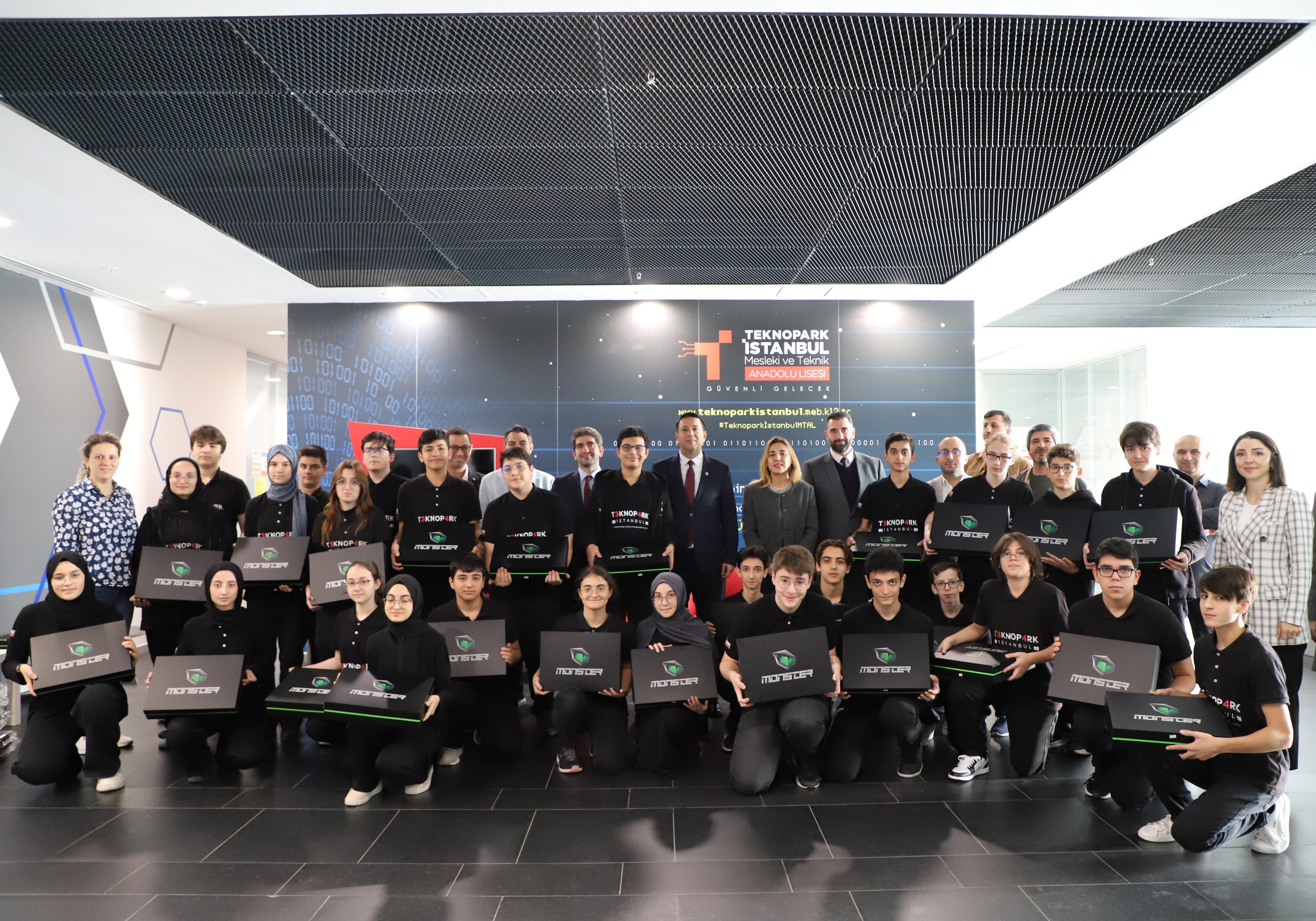 Teknopark İstanbul Mesleki ve Teknik Anadolu Lisesi Öğrencilerine Laptopları Takdim Edildi